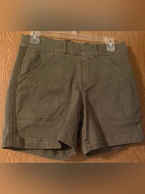 Spanx stretch Olive Green pull on Shorts. Size small